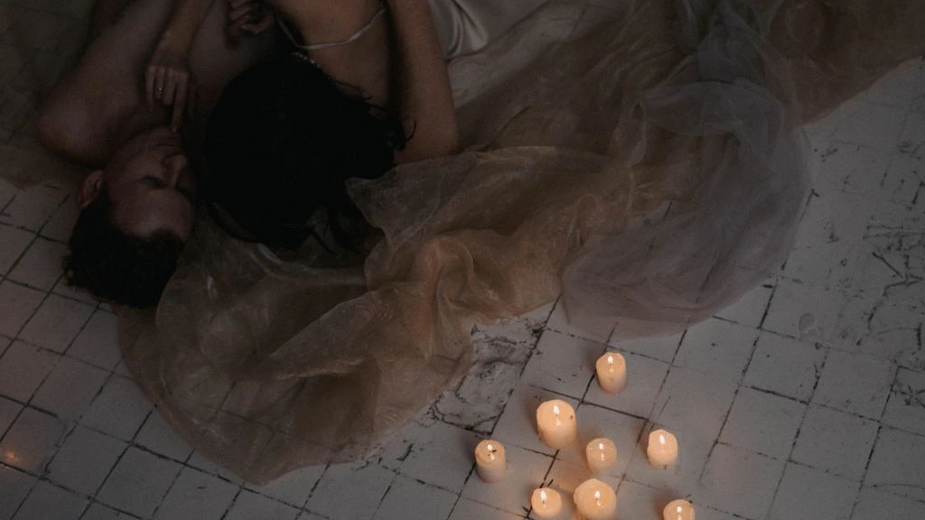 Candlelit private dining table set for ten inside a heritage townhouse drawing room
